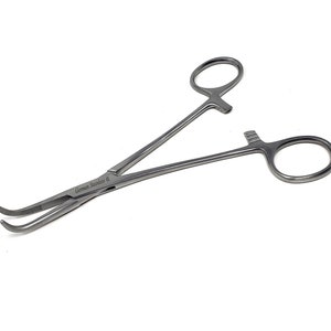 Puede incluir: Una pinza quirúrgica plateada con una mandíbula curva y un mecanismo de bloqueo. La pinza está hecha de acero inoxidable alemán y tiene la marca CE.