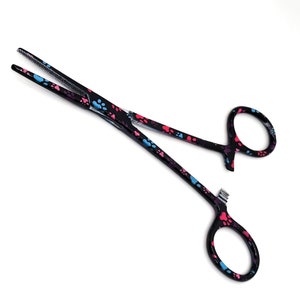 Puede incluir: Hemostáticos negros con un diseño de huella de pata en rosa, azul y morado.