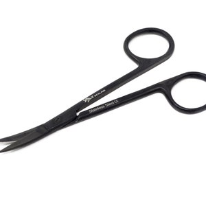 Peut inclure: Ciseaux chirurgicaux noirs avec une lame courbe et une poignée noire. Les ciseaux sont en acier inoxydable et portent l'inscription "AZ Scilab Stainless Steel CE" sur la poignée.