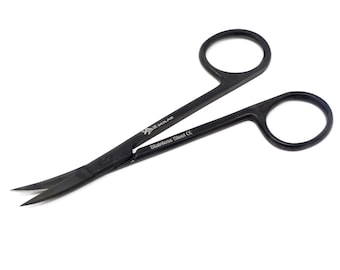 Puede incluir: Tijeras quirúrgicas negras con una hoja curva y un mango negro. Las tijeras están hechas de acero inoxidable y tienen el texto "AZ Scilab Stainless Steel CE" impreso en el mango.