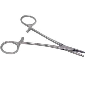 Puede incluir: Un hemostático de acero inoxidable con una mandíbula curva y un mecanismo de bloqueo.