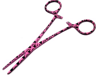 Pinzas hemostáticas de acero inoxidable con punta dentada recta de 5,5" y diseño de patas de mascota para sujetar, sujetar y extraer objetos.