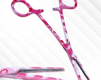 Pinzas hemostáticas rectas de acero inoxidable de 5.5", mordazas dentadas, diseño de corazón rosa