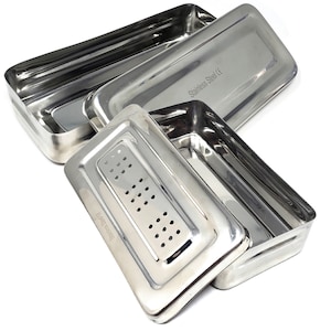 Peut inclure: Trois plateaux rectangulaires en acier inoxydable avec des bords arrondis. Le plateau supérieur a un fond perforé. Les plateaux sont empilés les uns sur les autres. Le texte "Stainless Steel (CE" est gravé sur le plateau supérieur.