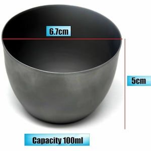 Puede incluir: Un bol de metal gris con una capacidad de 100 ml. El bol tiene 6,7 cm de ancho y 5 cm de alto.
