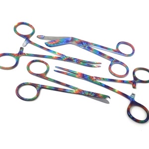 Pode incluir: Conjunto de seis pinças cirúrgicas de aço inoxidável com um padrão tie-dye em tons de azul, vermelho, amarelo e verde.