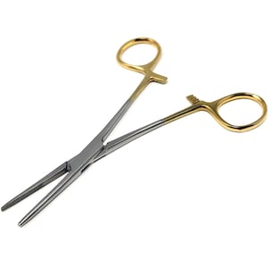 Könnte beinhalten: Eine Paar goldspitzen chirurgische Hämostatika mit silberner Oberfläche. Die Hämostatika sind geschlossen und haben einen gezahnten Kiefer.
