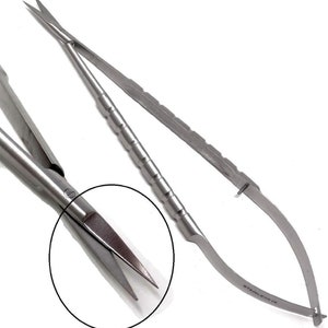 Puede incluir: Un par de tijeras quirúrgicas de acero inoxidable con una hoja curva y una hoja recta. Las tijeras tienen un mecanismo de resorte y un mecanismo de bloqueo. Las tijeras se utilizan para procedimientos quirúrgicos delicados.