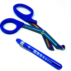 Marineblauer Griff mit Multi-Regenbogenfarben-Klinge Trauma-Schere 7,5 &quot;+ Penlight, Edelstahl&quot;