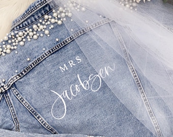 Wunderschöne Luxe Jeansjacke mit Perle /Personalisierte Brautjungfernjacke / Brautparty Custom Gold Folie Jeansjacken