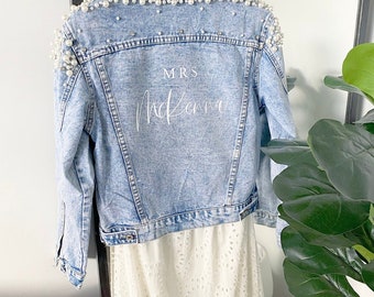 Wunderschöne Luxe Denim Jacke mit Perle / / personalisierte Braut Brautjungfer Jacke / / Braut Party custom GoldFolie Denim Jacken / / Geschenke Braut