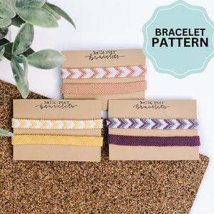 Può includere: Tre set di braccialetti dell'amicizia con diversi motivi a chevron. I braccialetti sono realizzati con filo da ricamo colorato e sono esposti su uno sfondo marrone. Il testo "Belle mer bracelets" è stampato su ogni scheda.