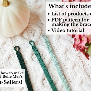 Puede incluir: Imagen de tres pulseras de la amistad verdes, una calabaza blanca y texto que dice "&iexcl;Aprende a hacer uno de los m&aacute;s vendidos de Belle Mer!" y "Qu&eacute; incluye: Lista de productos utilizados, patr&oacute;n PDF para hacer la pulsera, Tutorial en v&iacute;deo."