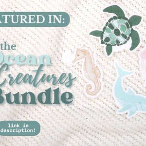 Puede incluir: Un conjunto de cuatro pegatinas de criaturas marinas que incluyen una tortuga marina, un caballito de mar, un delf&iacute;n y una medusa. Las pegatinas est&aacute;n sobre un fondo de punto blanco. El texto "FEATURED IN: the Ocean Creatures Bundle" est&aacute; en la parte superior de la imagen. El texto "link in description!" est&aacute; en la parte inferior de la imagen.