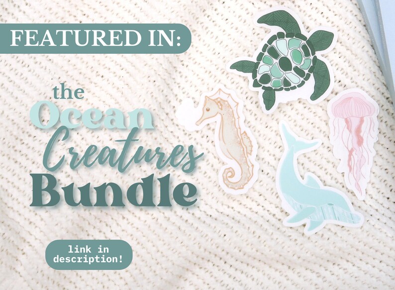 Puede incluir: Un conjunto de cuatro pegatinas de criaturas marinas que incluyen una tortuga marina, un caballito de mar, un delf&iacute;n y una medusa. Las pegatinas est&aacute;n sobre un fondo de punto blanco. El texto "FEATURED IN: the Ocean Creatures Bundle" est&aacute; en la parte superior de la imagen. El texto "link in description!" est&aacute; en la parte inferior de la imagen.