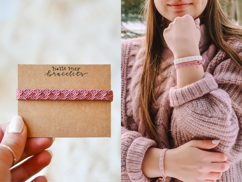 Puede incluir: Primer plano de una pulsera rosa tejida sobre una tarjeta marr&oacute;n con el texto "belle mer bracelets". La imagen tambi&eacute;n muestra a una persona con un su&eacute;ter rosa y varias pulseras rosas. Las pulseras tienen un patr&oacute;n geom&eacute;trico.