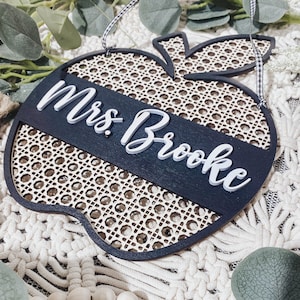 Personalized Teacher School Spirit Rattan 3D Apple Sign| Custom Teacher Door Hanger|Modern Teacher Decor | New Teacher Gift | Wooden Teacher