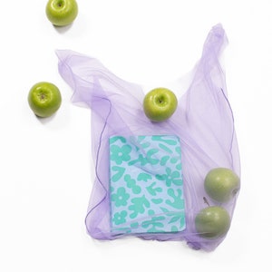 Bolsa de compras em roxo lilás pastel. Bolsa de tule. Bolsa transparente. Bolsa de compras. Bolsa de malha. Embalagem prática. Bolsa útil. Bolsa transparente.