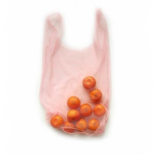 Bolsa de compras em rosa balé. Bolsa de tule. Bolsa transparente. Bolsa de compras. Bolsa de malha. Embalagem prática. Bolsa útil. Bolsa transparente.