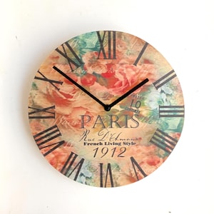 Florale Wanduhr: Rosa Paris Cottagecore Dekor