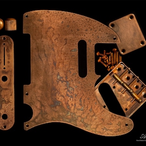 Könnte beinhalten: Kupferne Gitarrenteile, darunter ein Korpus, ein Schlagbrett, eine Kontrollplatte, eine Brücke und Knöpfe. Die Teile sind auf einem schwarzen Hintergrund angeordnet. Der Korpus hat ein einzigartiges Marmormuster.