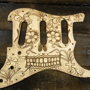 Stratocaster Listing Pickguard SSS 11 Löcher Cream Sugar Skull graviertes handgemachtes einzigartiges Brett