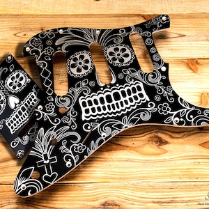 Aluminium Synthesizer SSS Pickguard Schwarz-Silber Sugar Skull SET-of-2 mit Tremolo Cover Pickguard