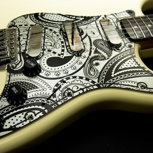 Fender Stratocaster Pickguard SSS 11 Loch eloxiertes deutsches Aluminium Metall Einzigartige Silber-Schwarze Paisley Synthetische Kratzplatte