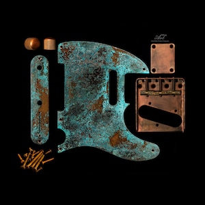 Può includere: Un set di componenti per chitarra elettrica che include un battipenna, una piastra di controllo, un ponte, una piastra per il manico e due manopole con una finitura in patina di rame invecchiato con ossidazione blu e marrone.