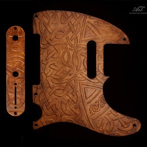 Conjunto de 2 protetores de palheta de alumínio texturizado Telecaster, Tele &quot;couro&quot; celta/viking marrom, gravado e pintado à mão, metal acetinado exclusivo