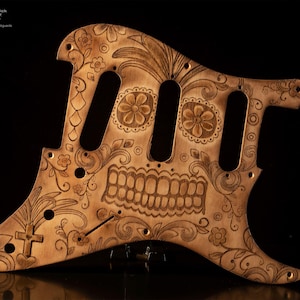 Stratocaster 1950&#39;s Pickguard SSS 8 Hole Cream-Brown Sugar Skull Engraved Wood Hand Painted Unique for Fender Strat Scratch Plate