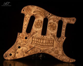 Golpeador Stratocaster de los años 50 SSS de 8 agujeros con calavera de azúcar color crema y marrón, grabado en madera, pintado a mano, exclusivo para Fender Strat, placa protectora.