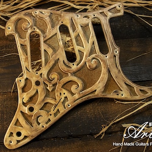 Stratoaster 1962 Pickguard SSS Creme-Rostiges Gitter mit rostigem Aluminiumschild Einzigartiges handgemachtes Relikt-Strat-Pickguard gealtert