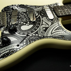 Fender Stratocaster Listing Pickguard SSS 11 Loch Aluminium Einzigartige Schwarz-Silberne Paisley Synthetikplatte