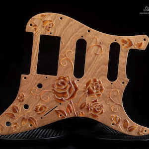 Geprägtes 3D-Stratocaster HSS-Strat-Pickguard Floral Roses - für Covered Humbucker - In Resin Cream-Amber Wood 3 mm graviert & handbemalt