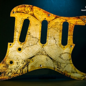 Pickguard Stratocaster SSS des années 1950 avec 8 trous de carte ancienne sur une plaque à gratter Strat en métal champagne Golden Globe de 1,5 mm en aluminium anodisé