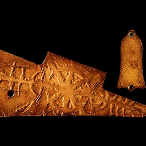 Gibson LP Les Paul Standard Pickguard Marrom Viking Conjunto de 2 Gravado em Metal de Alumínio Pintado à Mão Símbolo Celta Aparência de Couro Antigo - Único