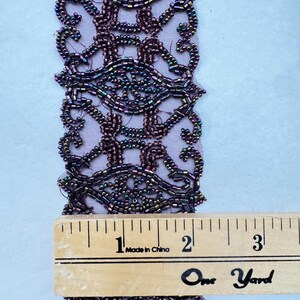 Acabamento com miçangas. Cor. Ameixa. Vendido por jarda. Acabamentos, apliques
