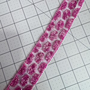 Acabamento com miçangas. Cor Fúcsia. Vendido por jarda. Acabamentos para fantasias e lingerie.