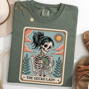 Camiseta de la Dama Gecko, Camiseta de la Chica Esqueleto, Diseño de Halloween, Camiseta con Estampado de Reptil, Carta del Tarot Gecko, Regalo para Amantes de los Geckos, Para Ella, Mujeres