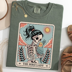 Maglietta Skeleton The Bird Lady, divertente maglietta per gli amanti delle calopsitte, maglietta con i tarocchi, maglietta di Halloween con lo scheletro, regalo per la mamma di una calopsitta