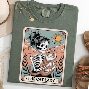 T-shirt maine coon cat lady, t-shirt chat tenant un squelette, chemise drôle de maman maine coon, cadeau pour amoureux des chats, propriétaire de chat d'Halloween, t-shirt effrayant pour animal de compagnie