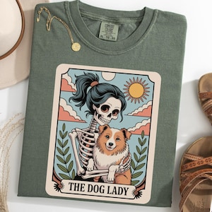 Maglietta da donna "Skeleton Dog Mom", maglietta con i tarocchi del pastore delle Shetland, maglietta "The Dog Lady", maglietta "Gothic Dog Lover", maglietta "Halloween Sheltie"