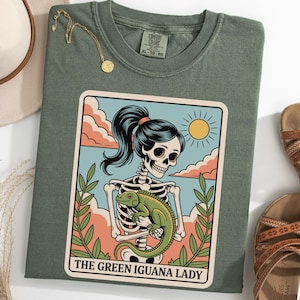 Camiseta feminina de esqueleto de iguana, camiseta com carta de tarô de iguana verde, camiseta da Lady Lizard, camiseta gótica amante de répteis, camiseta de iguana de Halloween