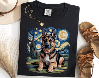 Puede incluir: Camiseta negra con un diseño de pastor alemán inspirado en "La noche estrellada" de Van Gogh. El perro es marrón, negro y canela, sobre un fondo de cielo nocturno arremolinado azul y amarillo. La camiseta es una Comfort Colors XL-TG.