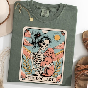 Chemise pour femme maman chien squelette, chemise carte tarot caniche, t-shirt femme chien, T-shirt gothique amoureux des chiens, chemise maman caniche Halloween