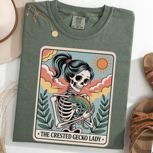 Skeleton Gecko Mom Damen Shirt, Gecko Tarot Karte Shirt, The Gecko Lady T-Shirt, Gothic Reptil Liebhaber T-Shirt, Halloween Crestie Shirt
