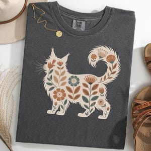 Blommig Maine Coon-silhuettskjorta, boho Maine Coon-t-shirt, långhårig kattälskare-t-shirt, trädgårdskatt-grafik-t-shirt, Maine Coon-presentt-t-shirt