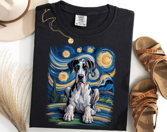 Puede incluir: Camiseta negra con una ilustración de un perro Gran Danés al estilo de "La noche estrellada" de Van Gogh. El perro es blanco, negro y marrón claro, con un fondo de cielo nocturno azul y amarillo. La camiseta tiene una etiqueta Comfort Colors.