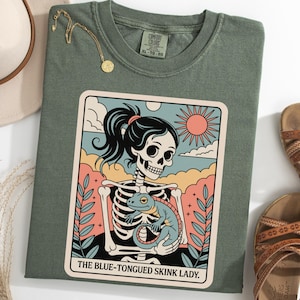 Chemise pour femme maman scinque squelette, chemise de carte de tarot scinque langue bleue, la dame lézard, t-shirt amateur de reptiles gothiques, chemise scinque d'Halloween
